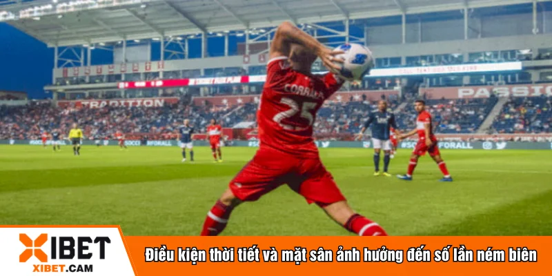 Điều kiện thời tiết và mặt sân ảnh hưởng đến số lần ném biên